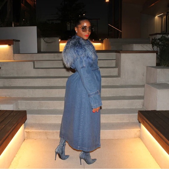 Runway Ready trench-coat with fur collar - Picture 3 of 12